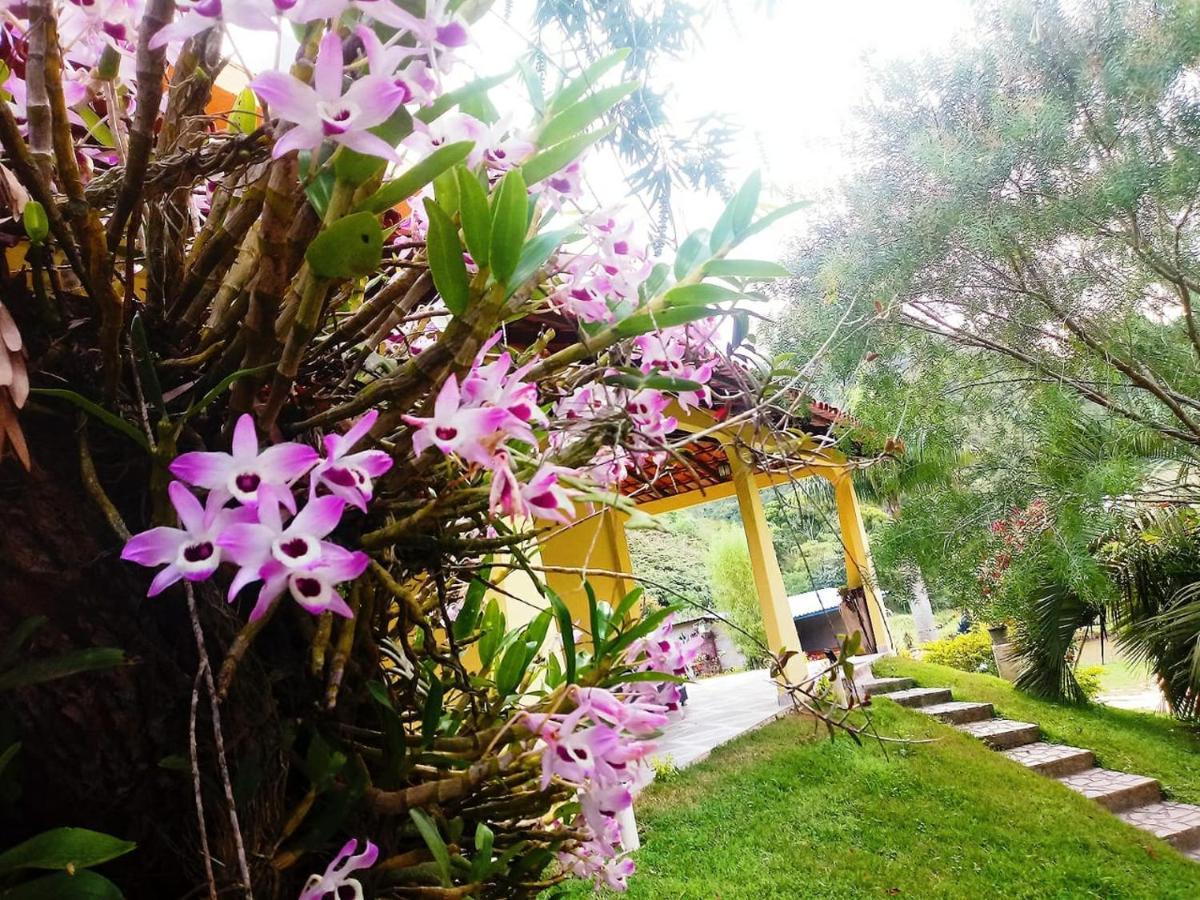 Casa Com Flores Pedra Azul  Kültér fotó